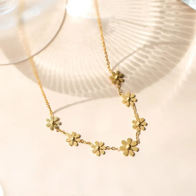Florale Kette für Damen ⎜ Vergoldeter Halsschmuck mit Sonnenblumen für frische, feminine Styles
