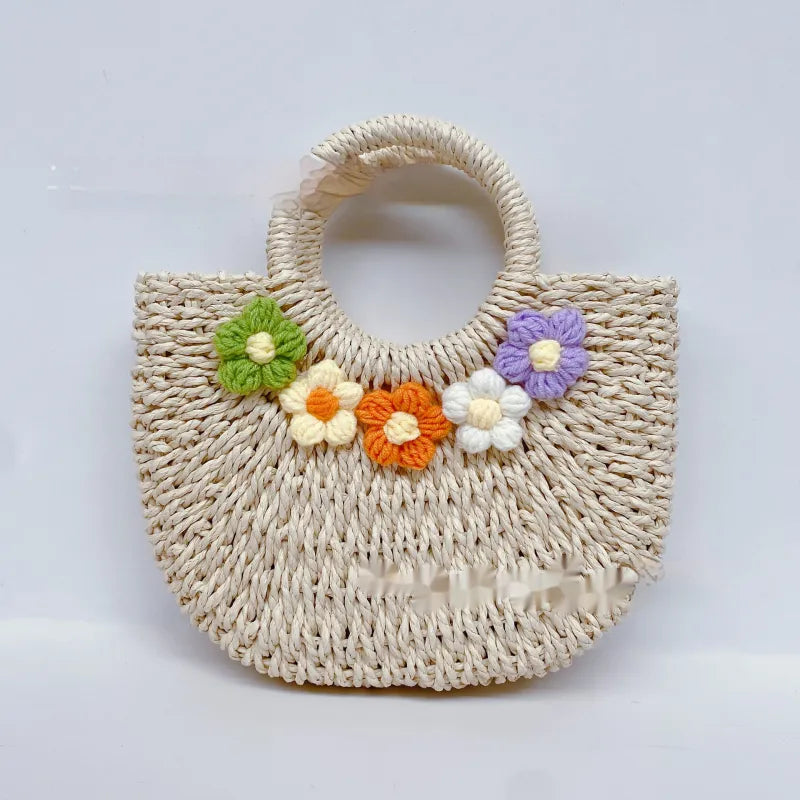 Geflochtene Strohtasche für Damen ⎜ Süße Handtasche mit Blumen-Deko für Sommer, Urlaub und Marktbesuch