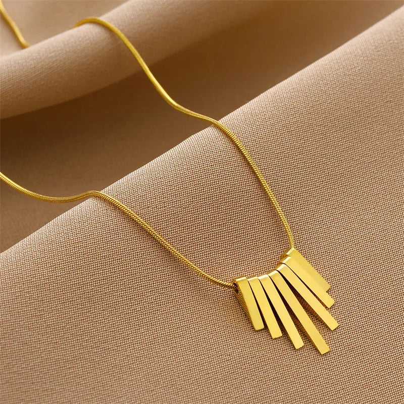 Musikalische Damenkette ⎜ Vergoldete Kette mit Klaviertasten-Anhänger für moderne Stil-Liebhaberinnen