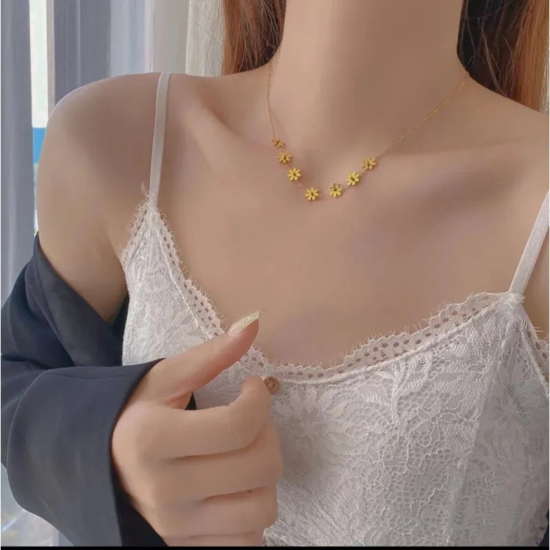 Florale Kette für Damen ⎜ Vergoldeter Halsschmuck mit Sonnenblumen für frische, feminine Styles