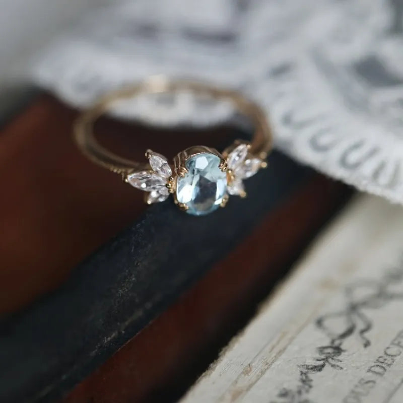 Damenring mit Zirkonia ⎜ Eleganter Ring in Flügeloptik für stilvolle Anlässe und Alltagsglanz