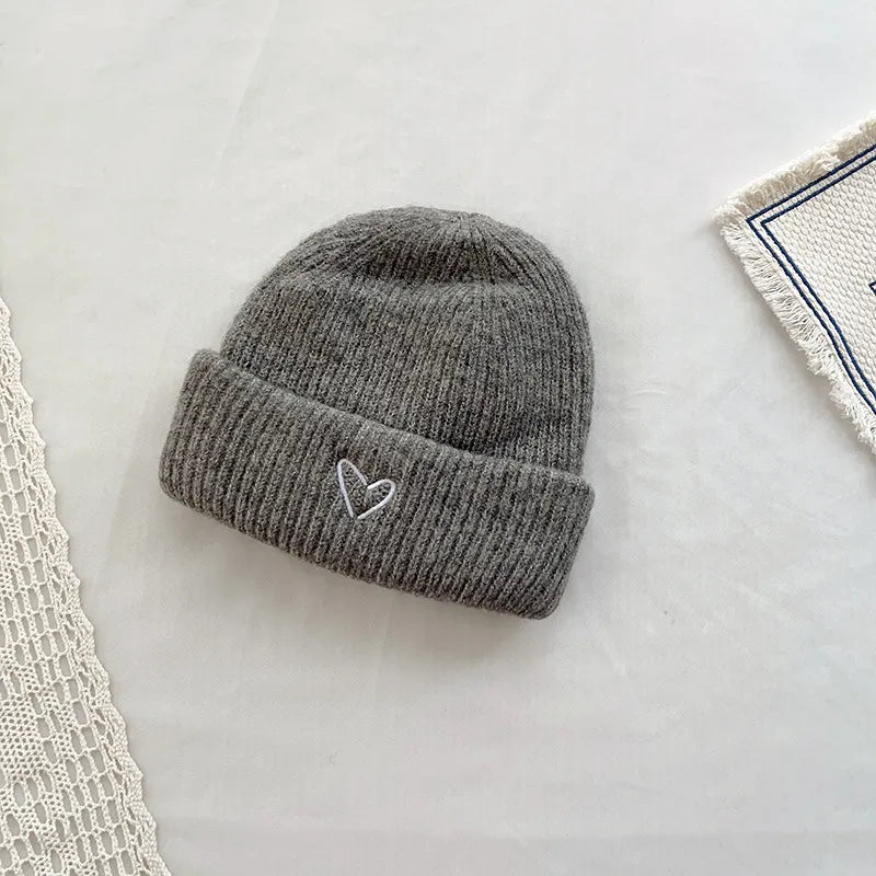 Wollmütze für Kinder mit Herz-Detail ⎜ Warme Strickmütze für süße Winter-Looks