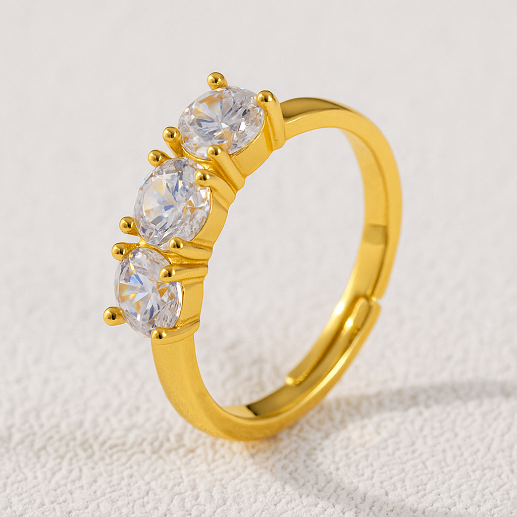 Ring mit Zirkonia ⎜ Vergoldeter Ring im geometrischen Design mit drei funkelnden Steinen für eleganten Stil