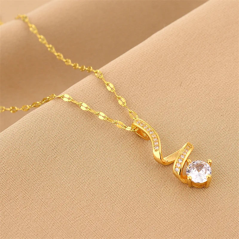 Zarte Damenkette mit Anhänger ⎜ Goldene Kette mit geschwungenem Anhänger und funkelndem Stein für elegante Anlässe