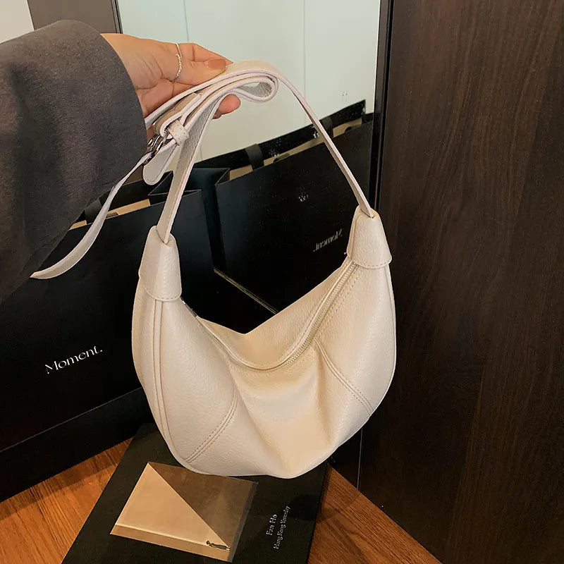 Halbmondtasche für Damen ⎜ Schultertasche aus Lederoptik mit praktischem Reißverschlussfach für unterwegs