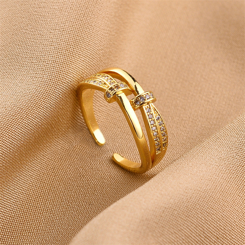 Ring in Goldoptik mit Zirkonia ⎜ Verstellbarer Bandring mit elegantem Schleifen-Design für stilvolle Auftritte