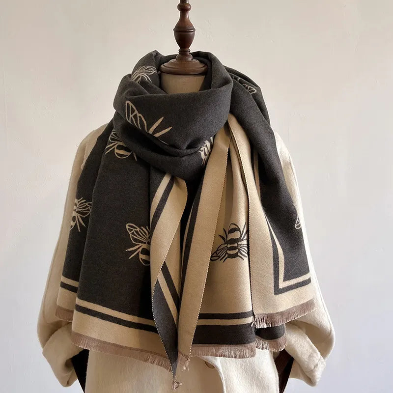 Modischer Oversize-Schal mit Bienenmuster ⎜ Kuscheliges Accessoire für trendige Wärme und Komfort