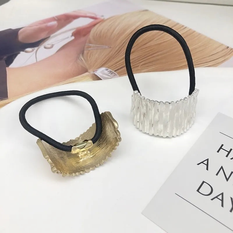 Haargummi mit Metall-Element für Damen ⎜ Stilvolles Zopfgummi in elegantem Design für Alltag und Büro-Looks