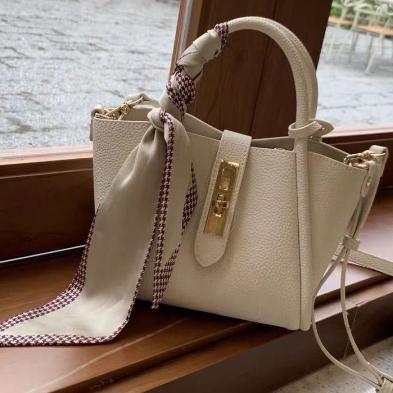 Handtasche für Damen ⎜ Tragetasche aus Lederoptik mit dekorativem Tuch und goldfarbenem Verschluss