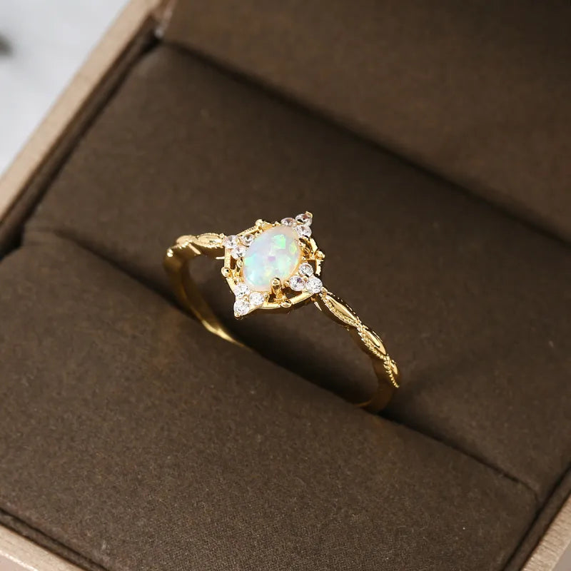 Ring im Vintage-Stil mit Opal ⎜ Eleganter Ring in Goldoptik mit Zirkonia für festliche und stilvolle Anlässe
