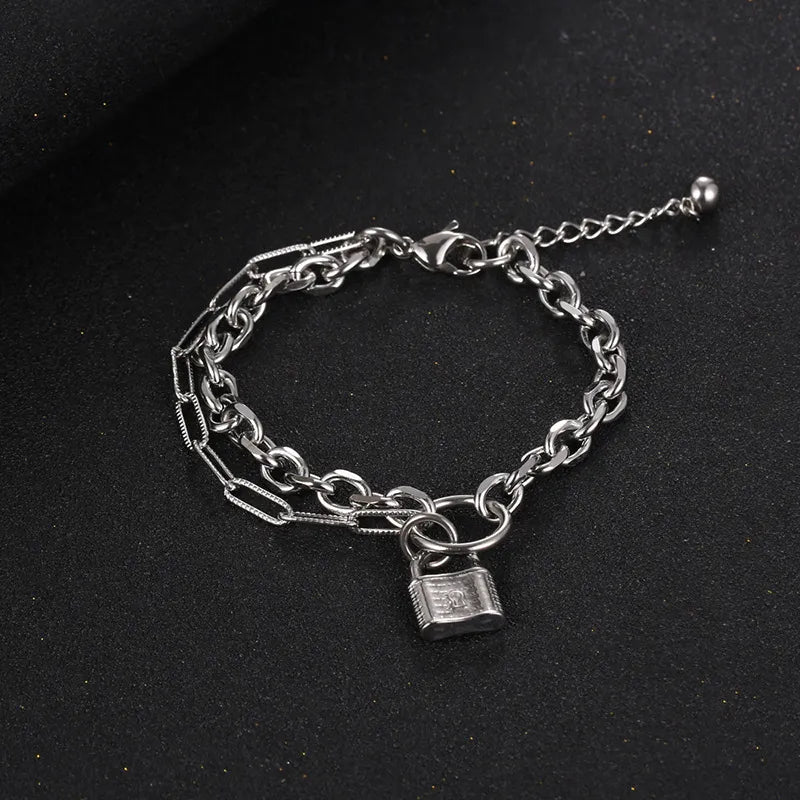 Besonderes Armband für Damen ⎜ Silberne Kette mit Vorhängeschloss im trendigen Look