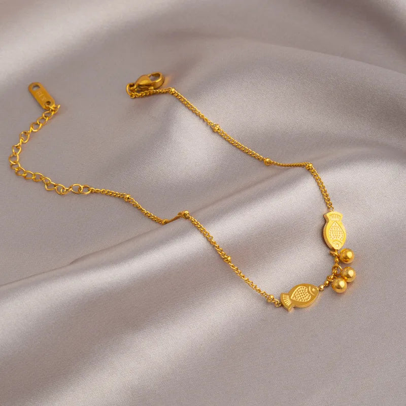 Goldenes Damenarmband mit Fischmotiv ⎜ Filigrane Handkette mit Glockenanhänger für elegante Akzente
