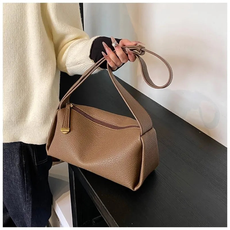 Schultertasche aus Leder für Damen ⎜ Kompakte Umhängetasche im Kissenstil mit verstellbarem Riemen