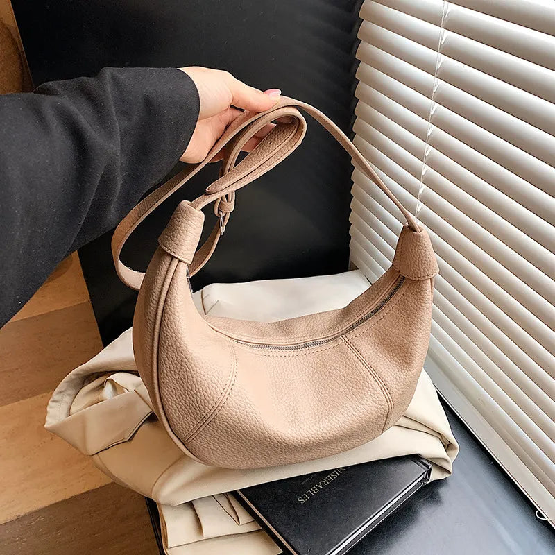 Halbmondtasche für Damen ⎜ Schultertasche aus Lederoptik mit praktischem Reißverschlussfach für unterwegs