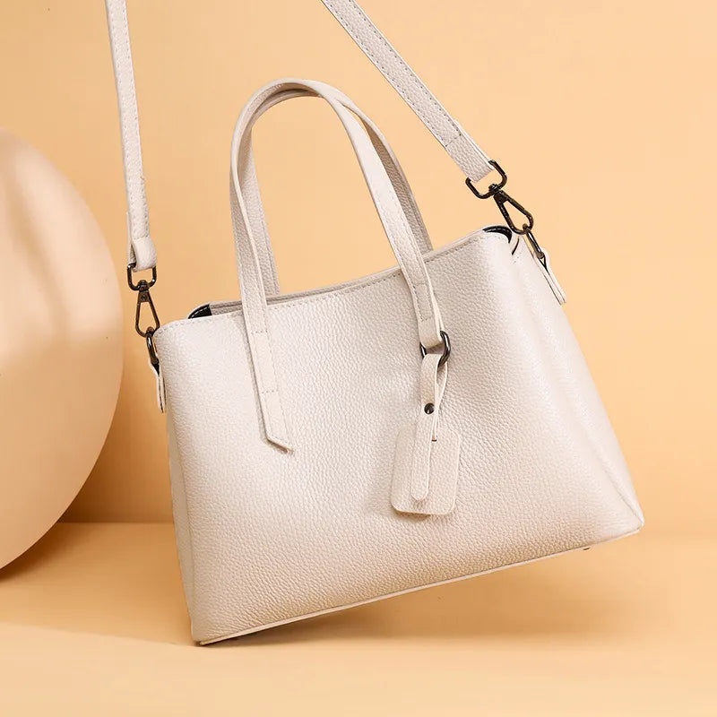 Große Damenhandtasche aus Lederoptik ⎜ Klassische Schultertasche mit viel Stauraum für Beruf und Alltag