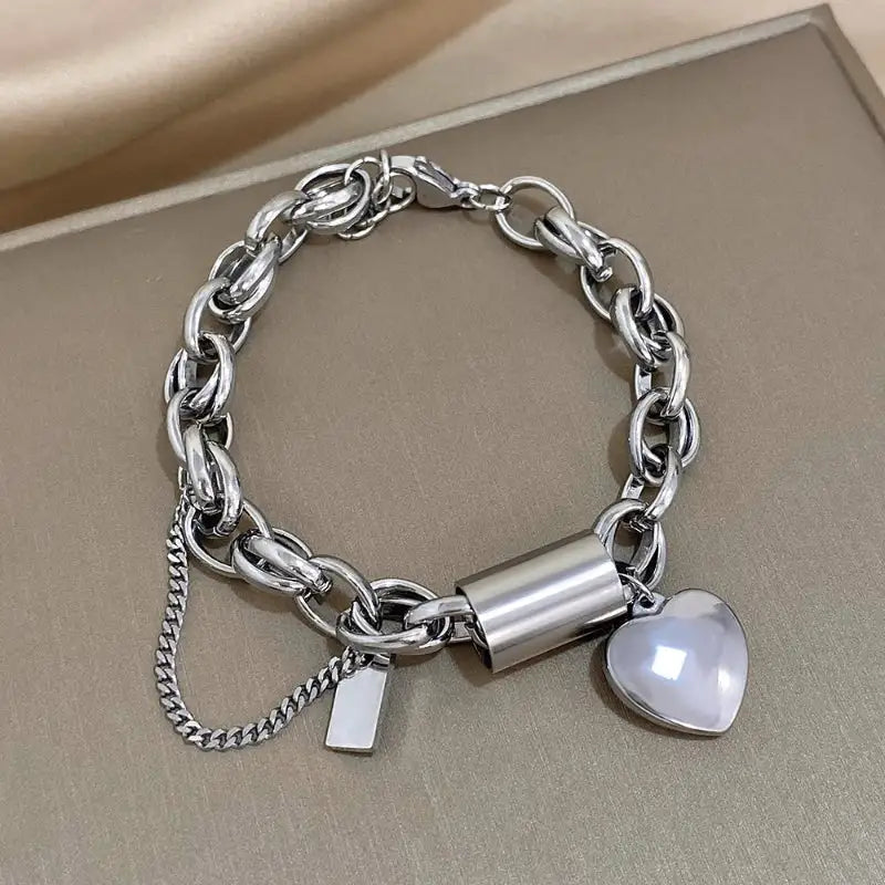 Goldenes Damenarmband mit Herzanhänger ⎜ Robuste Kette für ausdrucksstarke und modische Styles