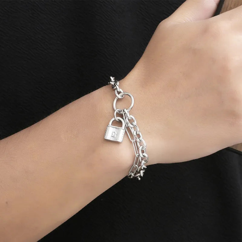 Besonderes Armband für Damen ⎜ Silberne Kette mit Vorhängeschloss im trendigen Look