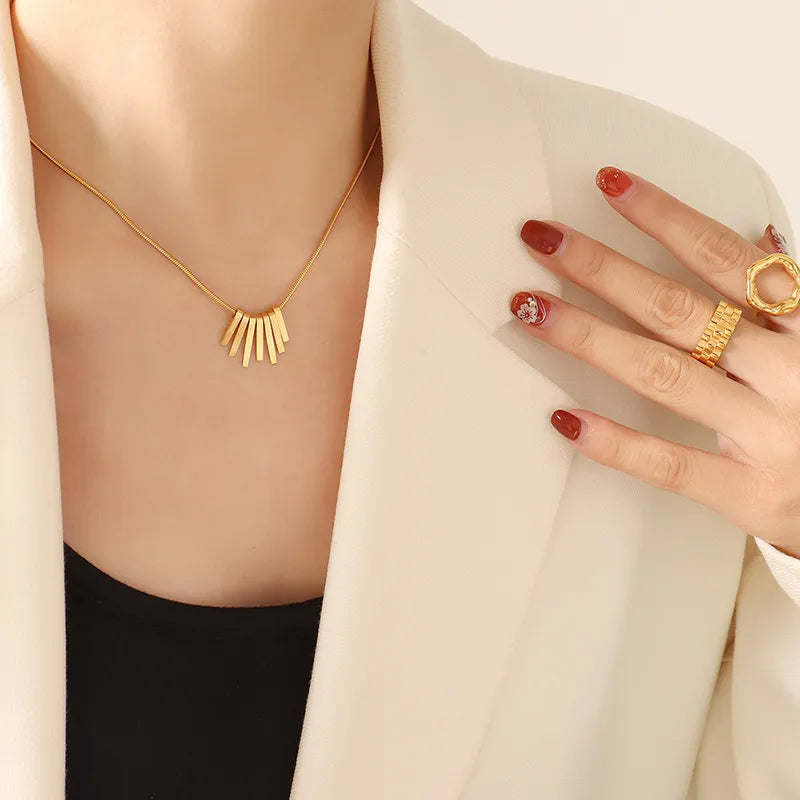 Musikalische Damenkette ⎜ Vergoldete Kette mit Klaviertasten-Anhänger für moderne Stil-Liebhaberinnen