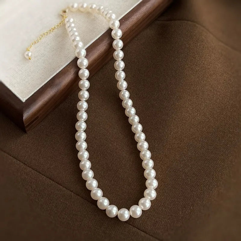 Elegante Damenkette mit weißen Perlen ⎜ Handgefertigte Rundperlenkette für zeitlose Eleganz im Alltag