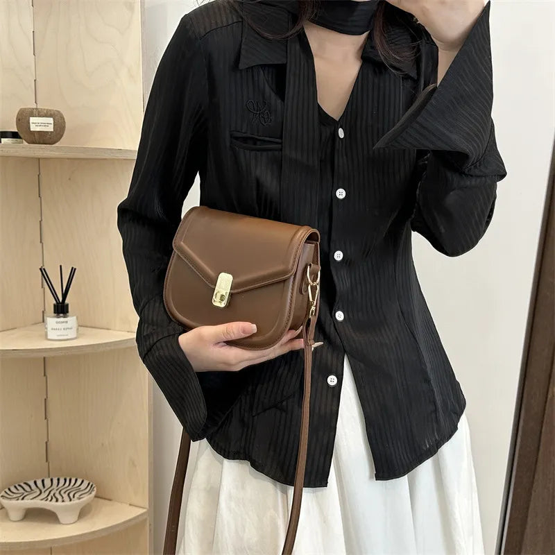 Damen Umhängetasche in Lederoptik ⎜ Kompakte Crossbody Bag mit Schnalle für Alltag und Freizeit