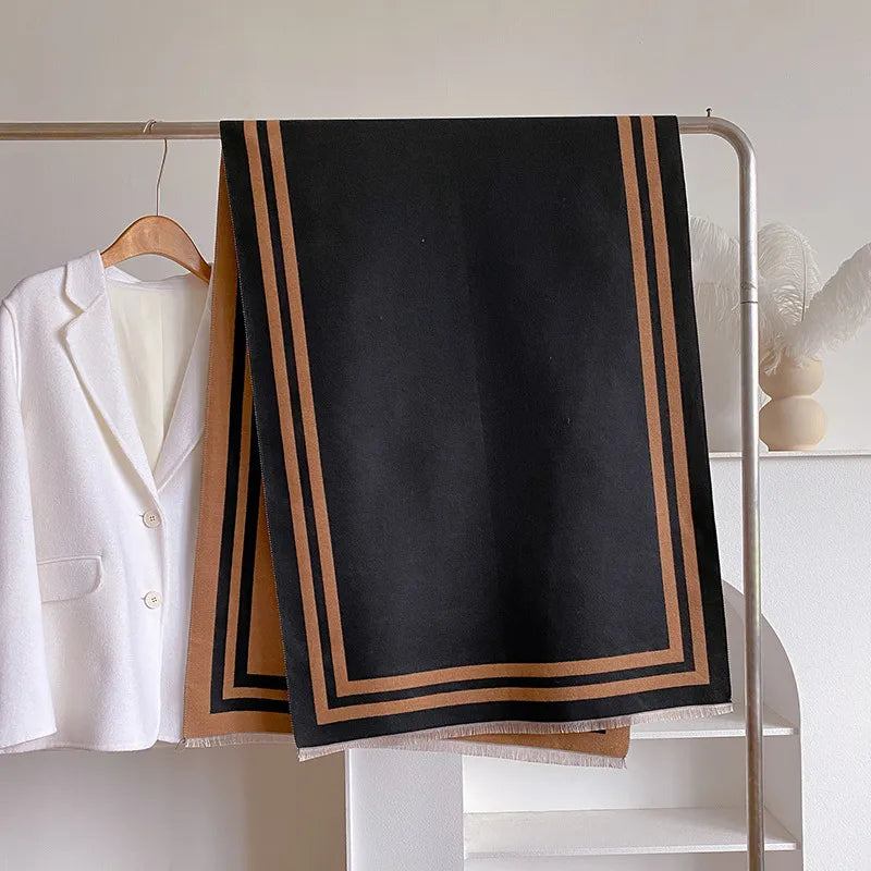 Schal mit grafischen Linien ⎜ Gefüttertes Modell für elegante Damen-Winterlooks