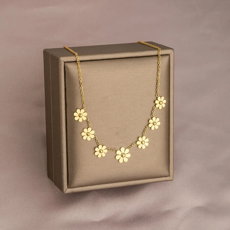Florale Kette für Damen ⎜ Vergoldeter Halsschmuck mit Sonnenblumen für frische, feminine Styles
