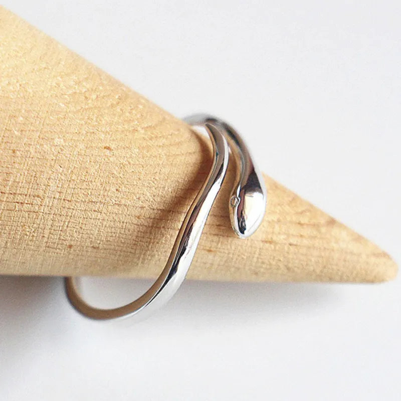 Offener Damenring in Schlangenoptik ⎜ Glänzender Ring mit elegantem Design für moderne Alltagslooks