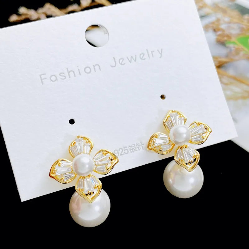 Zarte Blütenohrringe mit Perle ⎜ Elegantes Design für romantische Anlässe und Feiern