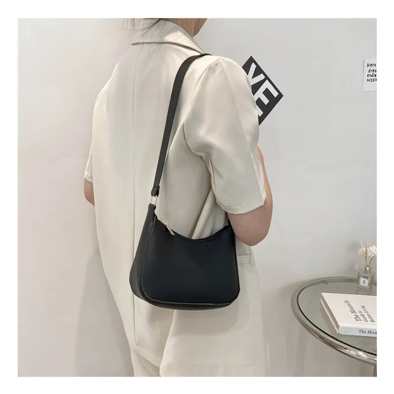 Kompakte Umhängetasche für Damen ⎜ Leichte Halbmondtasche in Pastell für Alltag und Freizeit