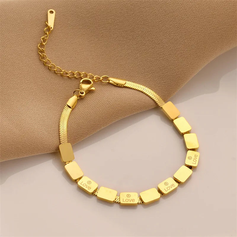 Armband mit „Love“-Gravur ⎜ Vergoldetes Design mit quadratischen Details für stilvolle Statements