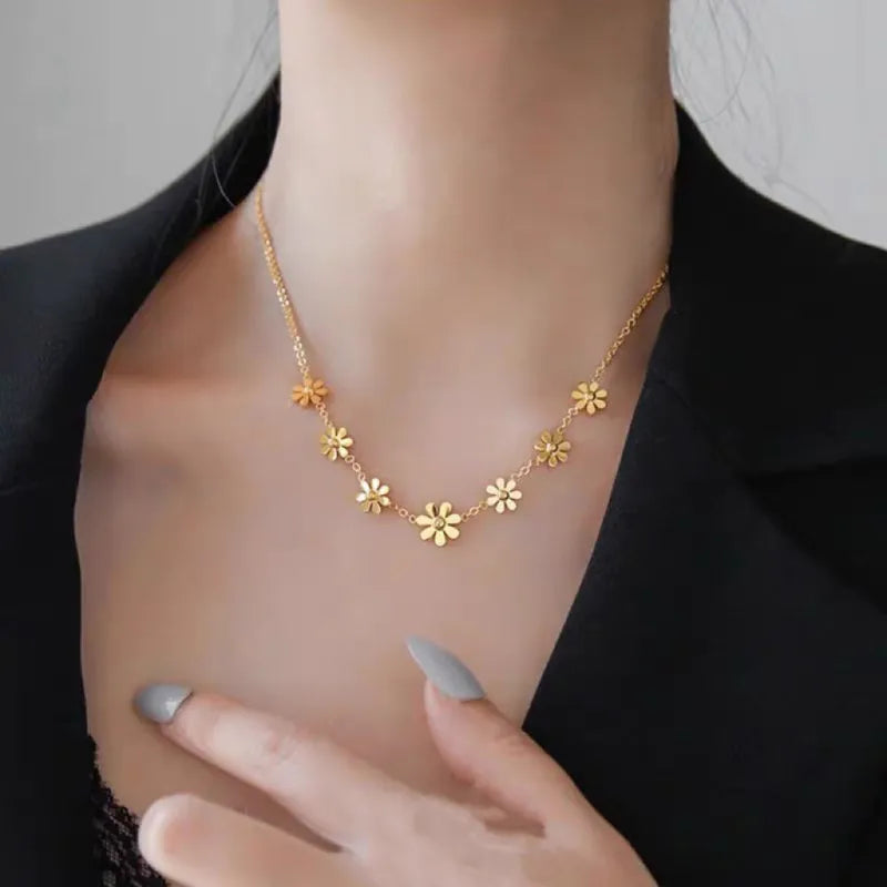 Florale Kette für Damen ⎜ Vergoldeter Halsschmuck mit Sonnenblumen für frische, feminine Styles