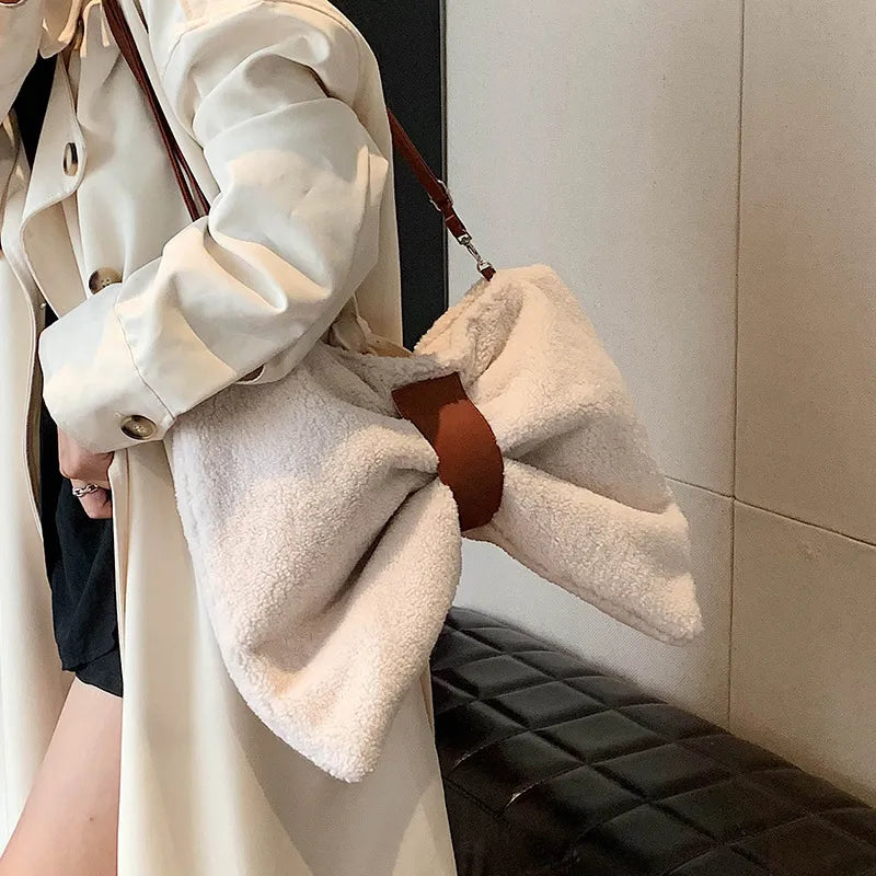 Umhängetasche mit Schleife ⎜ Lässige Tragetasche mit Stoffstruktur für kreative Freizeit-Looks