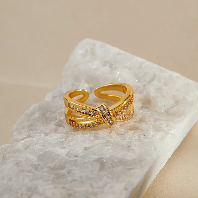 Ring in Goldoptik mit Zirkonia ⎜ Verstellbarer Bandring mit elegantem Schleifen-Design für stilvolle Auftritte