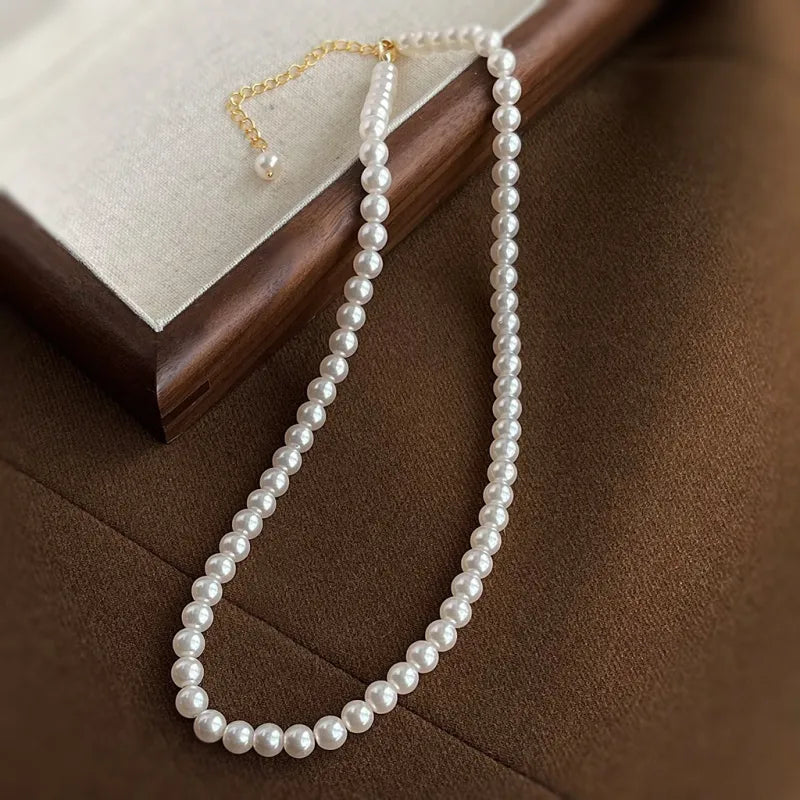 Elegante Damenkette mit weißen Perlen ⎜ Handgefertigte Rundperlenkette für zeitlose Eleganz im Alltag