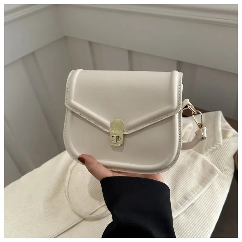 Damen Umhängetasche in Lederoptik ⎜ Kompakte Crossbody Bag mit Schnalle für Alltag und Freizeit