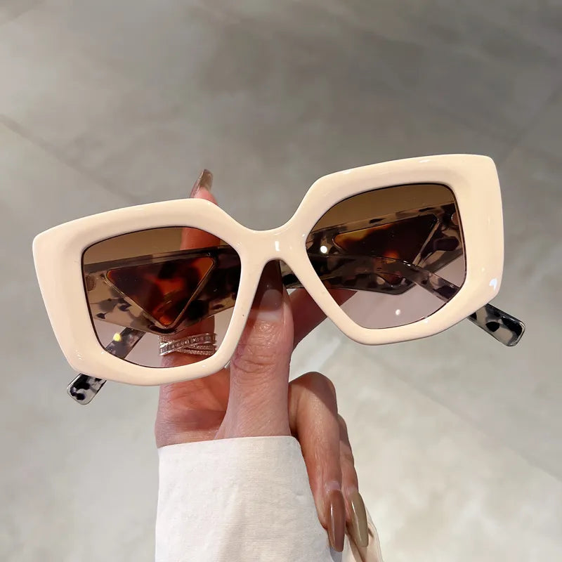 Auffällige Damen-Sonnenbrille im Statement-Look ⎜ Individuell gestylt mit UV-Schutz