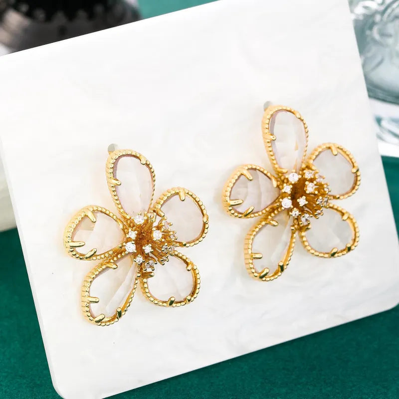 Glitzernde Blumen-Ohraccessoires ⎜ Mit funkelnden Kristallen für glamouröse Abendoutfits
