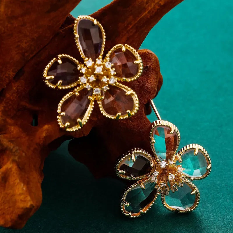 Glitzernde Blumen-Ohraccessoires ⎜ Mit funkelnden Kristallen für glamouröse Abendoutfits