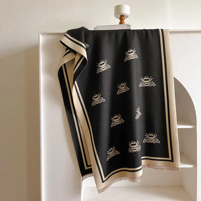Modischer Oversize-Schal mit Bienenmuster ⎜ Kuscheliges Accessoire für trendige Wärme und Komfort