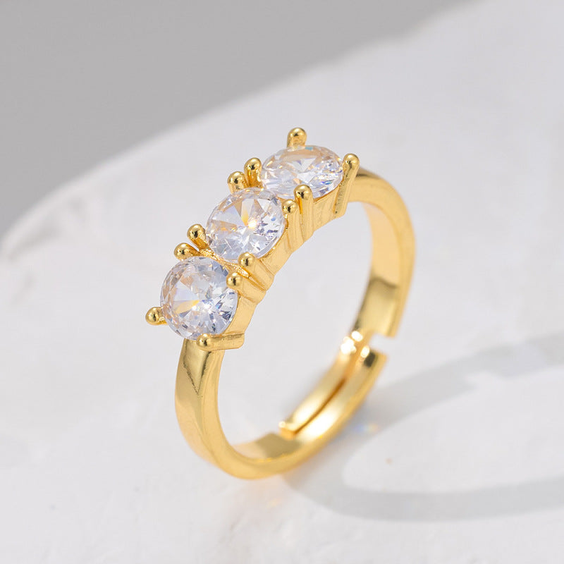 Ring mit Zirkonia ⎜ Vergoldeter Ring im geometrischen Design mit drei funkelnden Steinen für eleganten Stil