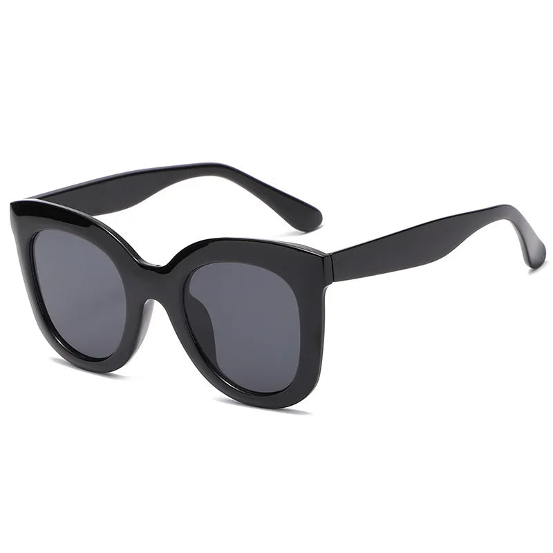 Damen-Sonnenbrille mit markantem Rahmen ⎜ Stylischer Begleiter für Sommer und Reisen