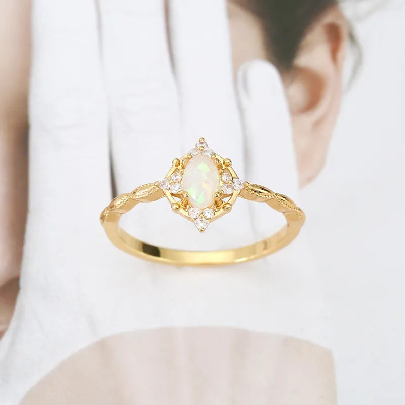 Ring im Vintage-Stil mit Opal ⎜ Eleganter Ring in Goldoptik mit Zirkonia für festliche und stilvolle Anlässe