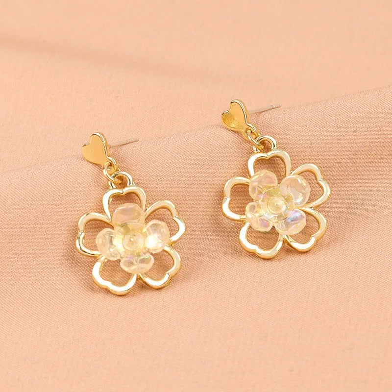 Florale Ohraccessoires mit Anhänger ⎜ Vergoldetes Blütendesign für verspielte, feminine Looks