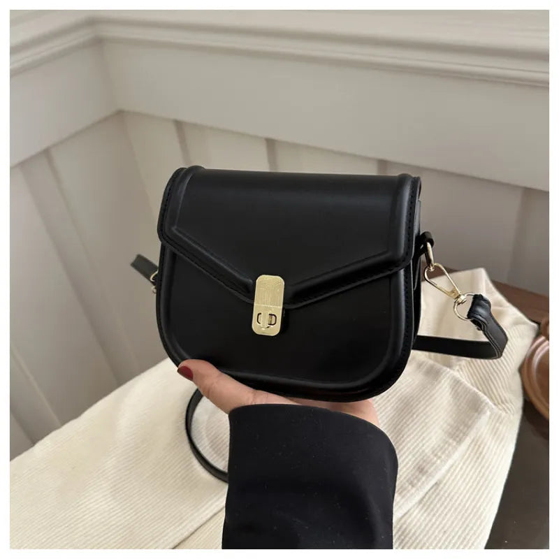 Damen Umhängetasche in Lederoptik ⎜ Kompakte Crossbody Bag mit Schnalle für Alltag und Freizeit