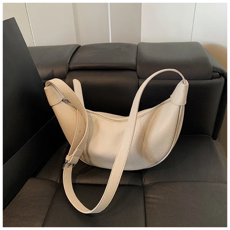 Halbmondtasche für Damen ⎜ Schultertasche aus Lederoptik mit praktischem Reißverschlussfach für unterwegs