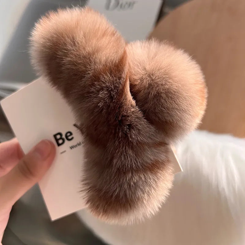 Spange mit Fellüberzug für Damen ⎜ Weiche Haarklammer für elegantes Styling und warmen Tragekomfort im Winter