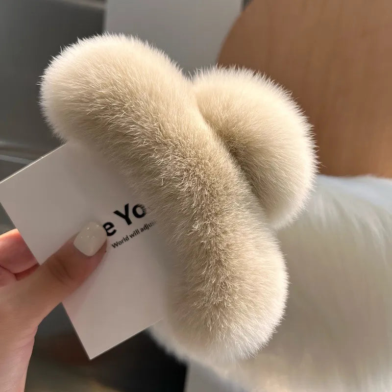 Spange mit Fellüberzug für Damen ⎜ Weiche Haarklammer für elegantes Styling und warmen Tragekomfort im Winter