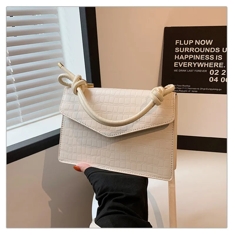Klassische Umhängetasche für Damen ⎜ Kompakte Tasche in Kroko-Optik mit Griff für stilvolle Outfits