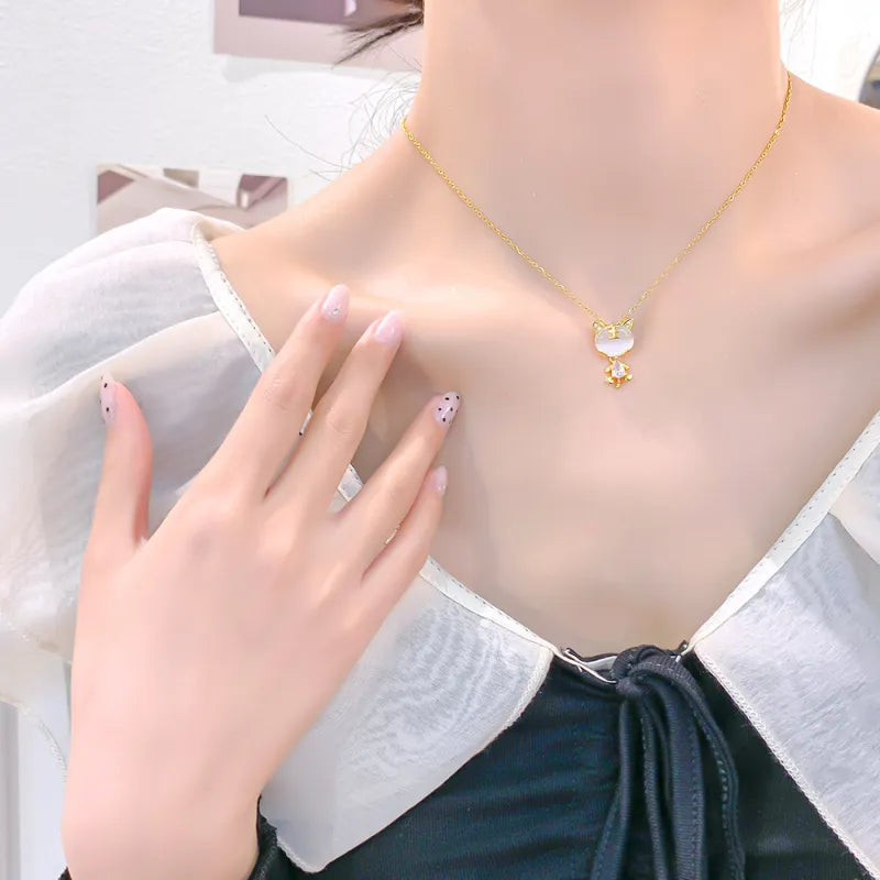 Verspielte Damenkette mit Tiger-Anhänger ⎜ Vergoldeter Halsschmuck für charmante Everyday-Looks