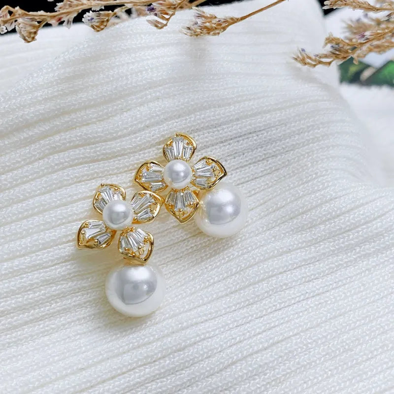 Zarte Blütenohrringe mit Perle ⎜ Elegantes Design für romantische Anlässe und Feiern